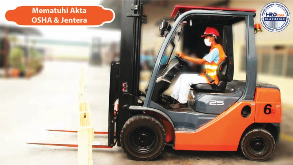 Seorang pelatih mengendalikan forklift semasa kursus latihan
