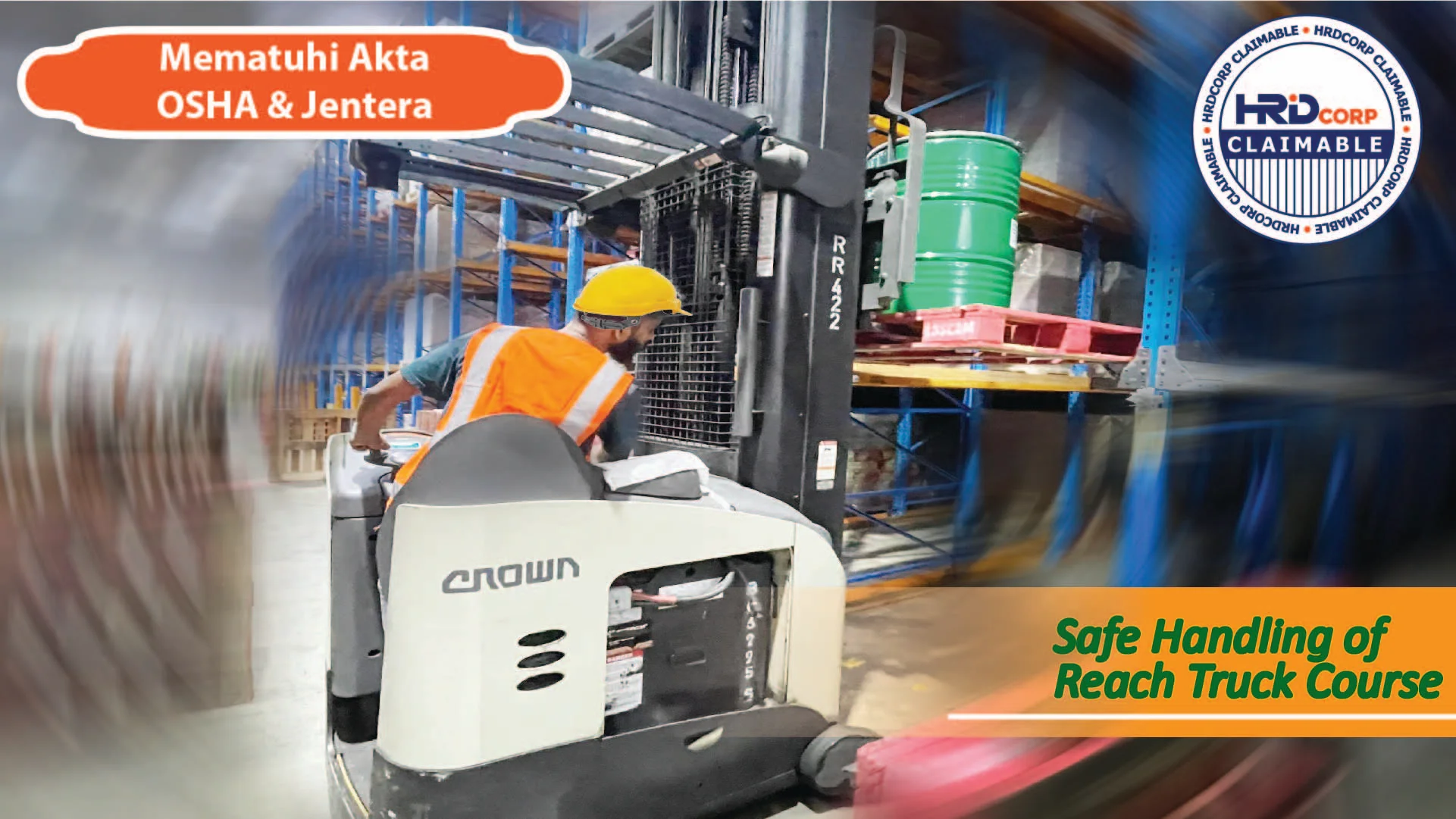 Seorang pelatih mengendalikan reach truck semasa kursus latihan