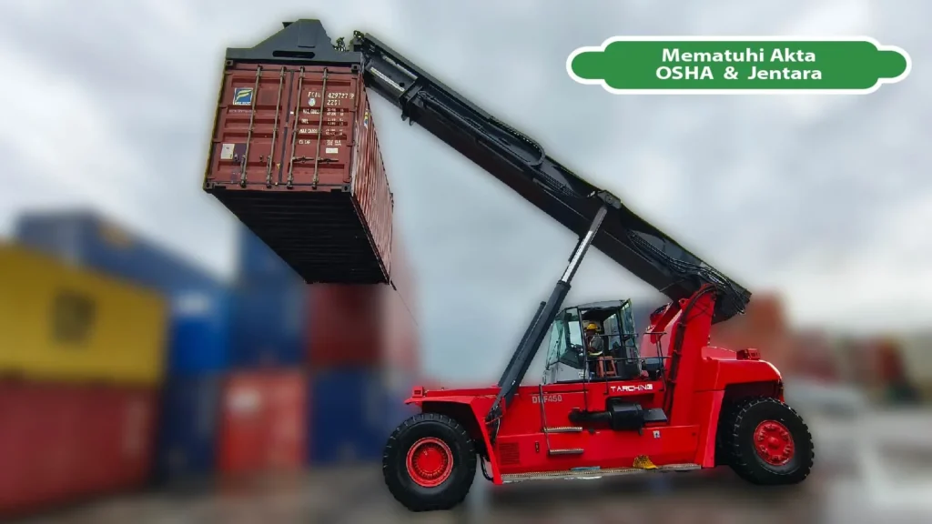 Jentera reach stacker merah sedang mengangkat kontena semasa Kursus Reach Stacker yang mematuhi Akta OSHA dan Jentera.