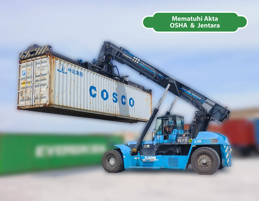 Jentera reach stacker biru sedang mengangkat kontena semasa Kursus Reach Stacker yang mematuhi Akta OSHA dan Jentera.