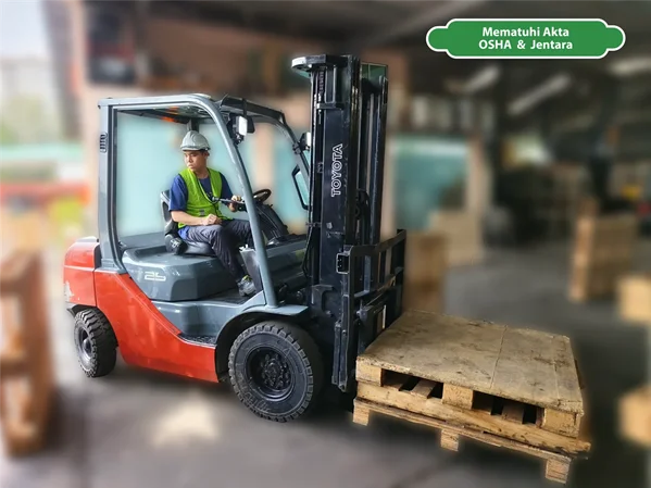 Pemandu sedang mengendalikan jentera semasa latihan praktikal di Kursus Forklift yang mematuhi Akta OSHA dan Jentera